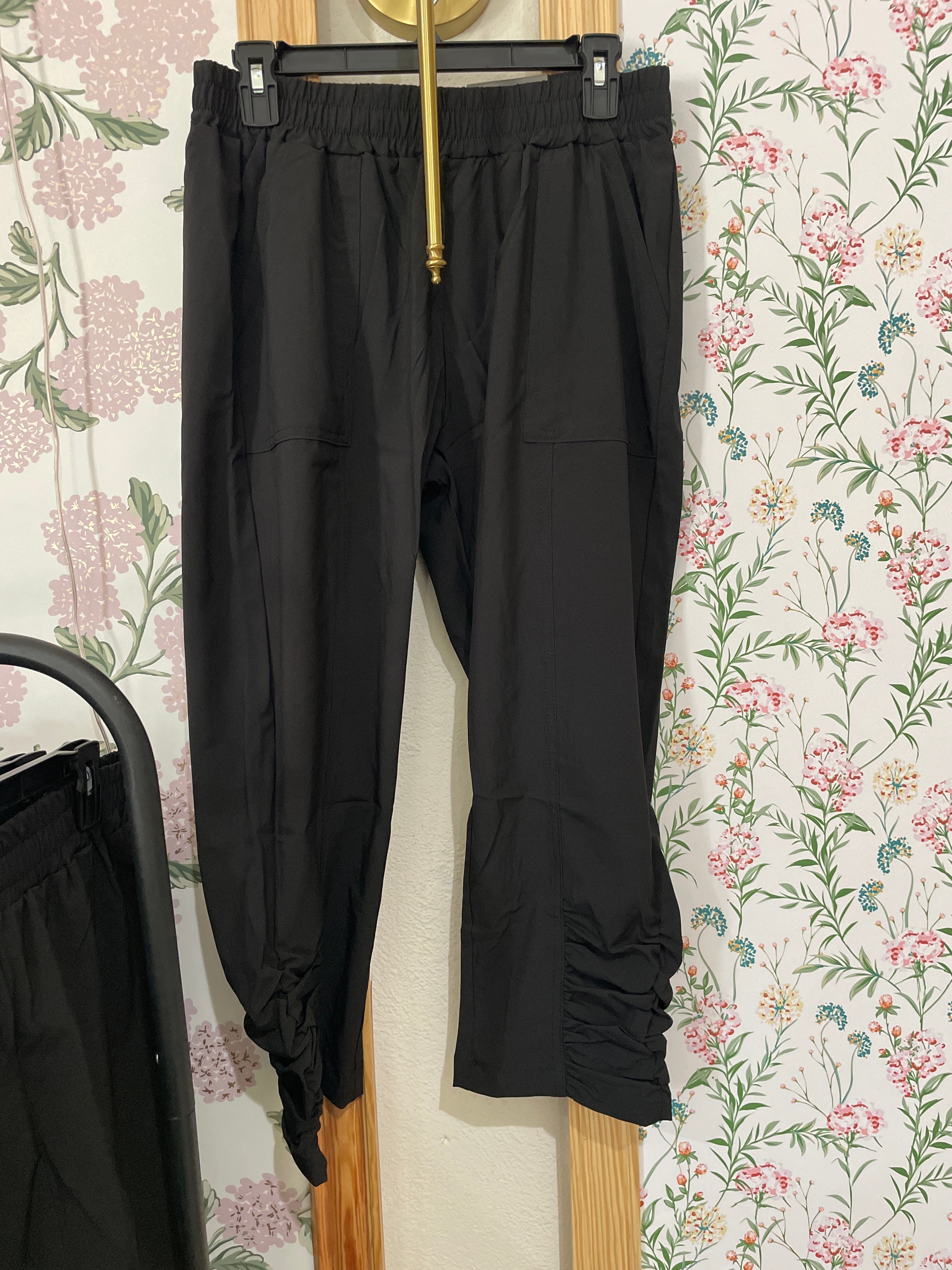 Active Pull-on Capri w/Big Pocket Detail