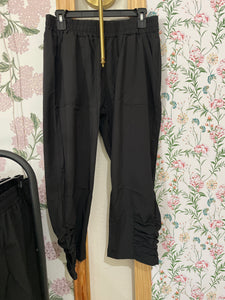 Active Pull-on Capri w/Big Pocket Detail