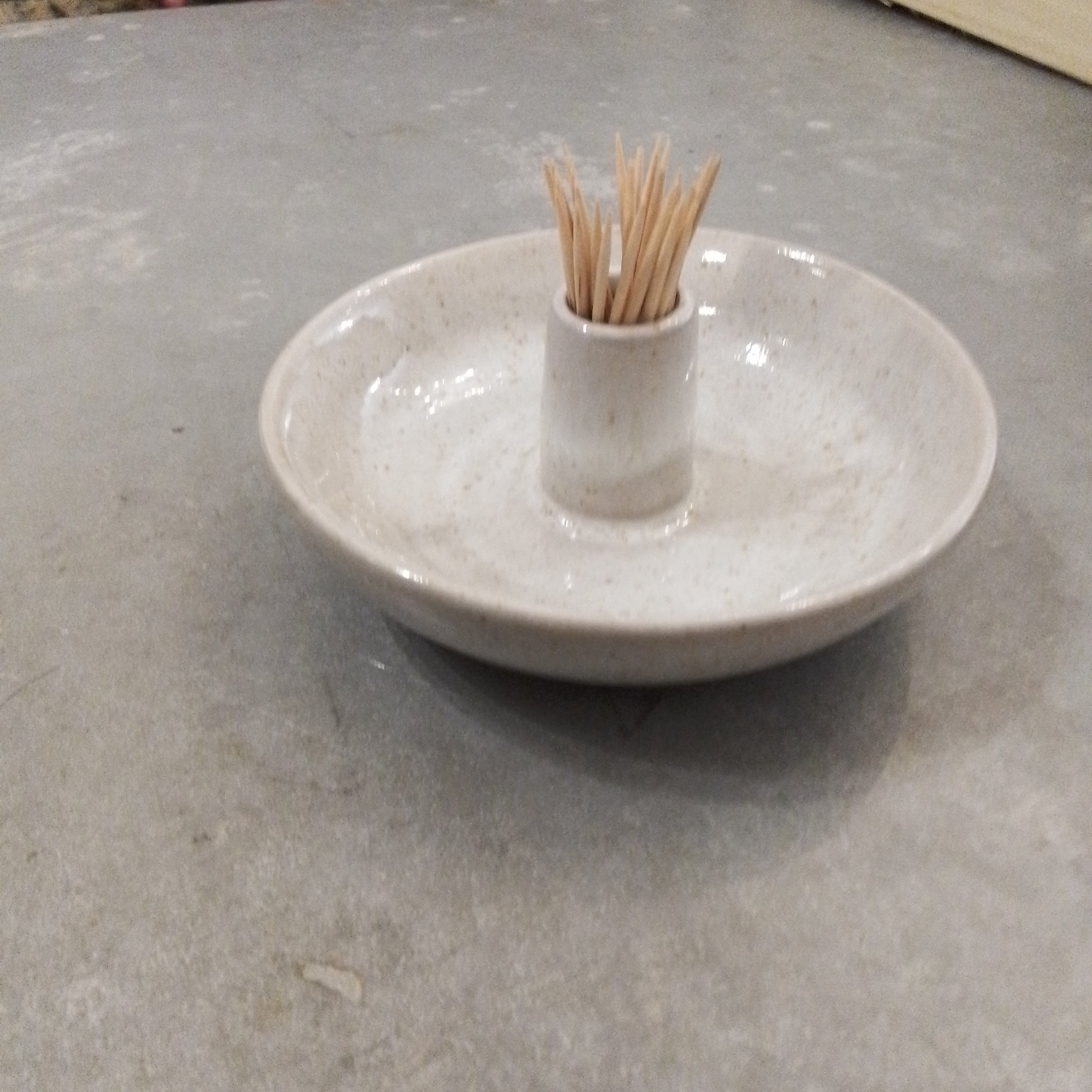 DF4244   Round toothpick holder
