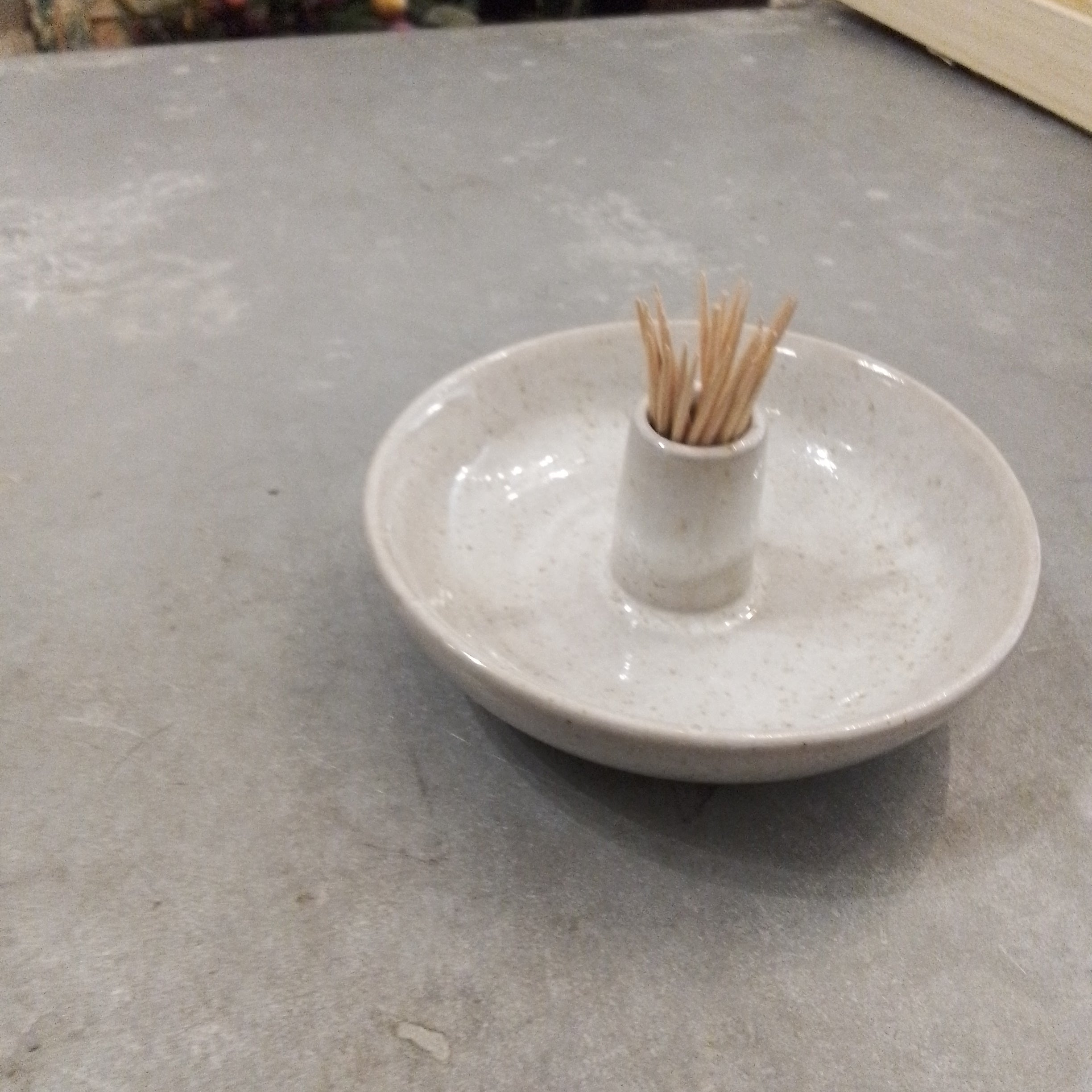 DF4244   Round toothpick holder